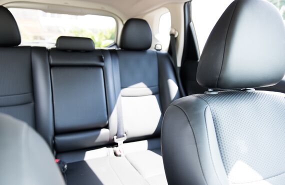 車内のシートやカーペットのシミや穴を隠す施工も行います | 鳥取のリペアなら高品質な仕上がりのトータルリペア 車ラボ